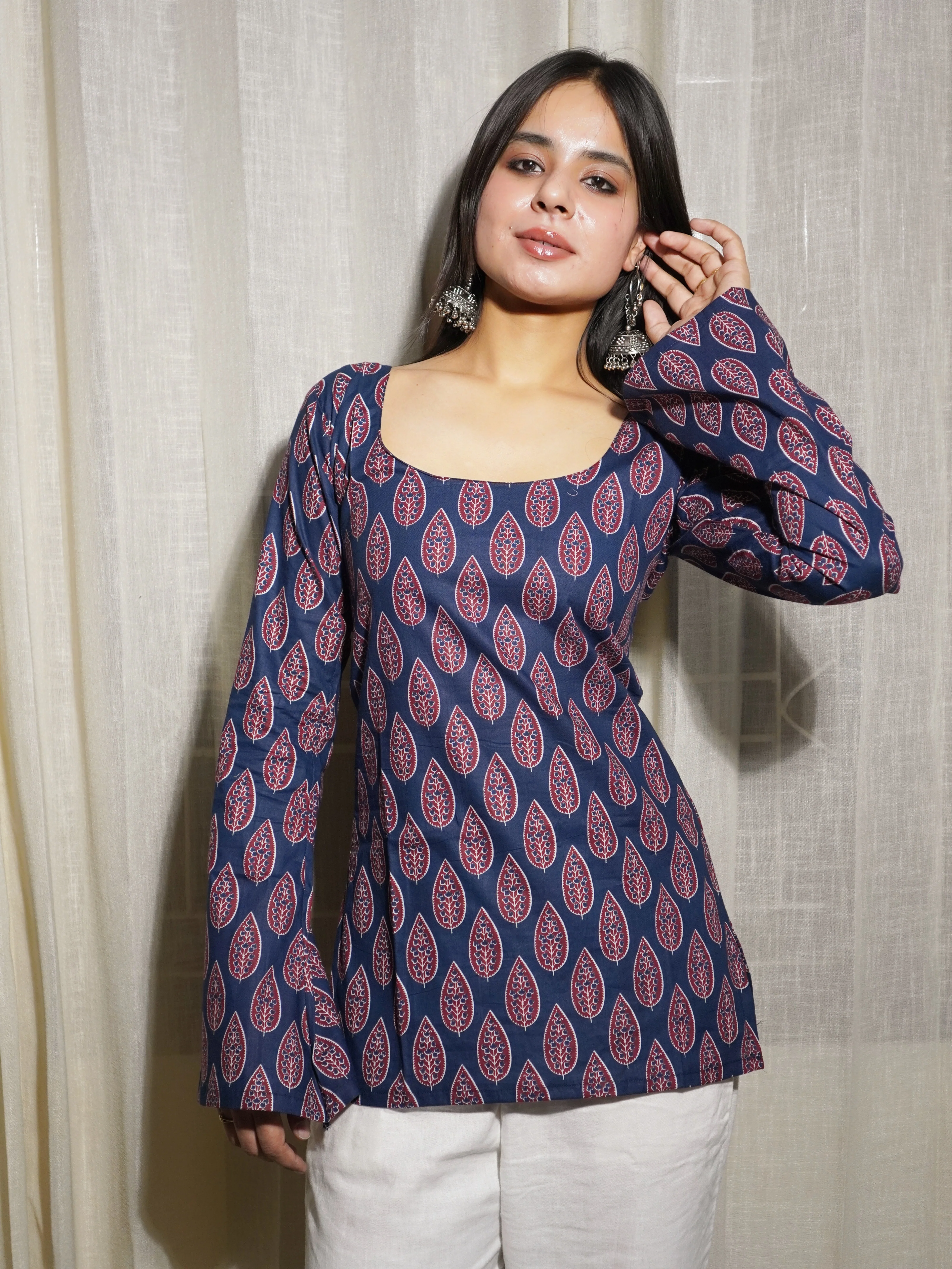AVIRA DEEP BACK BELL SLEEVED KURTI