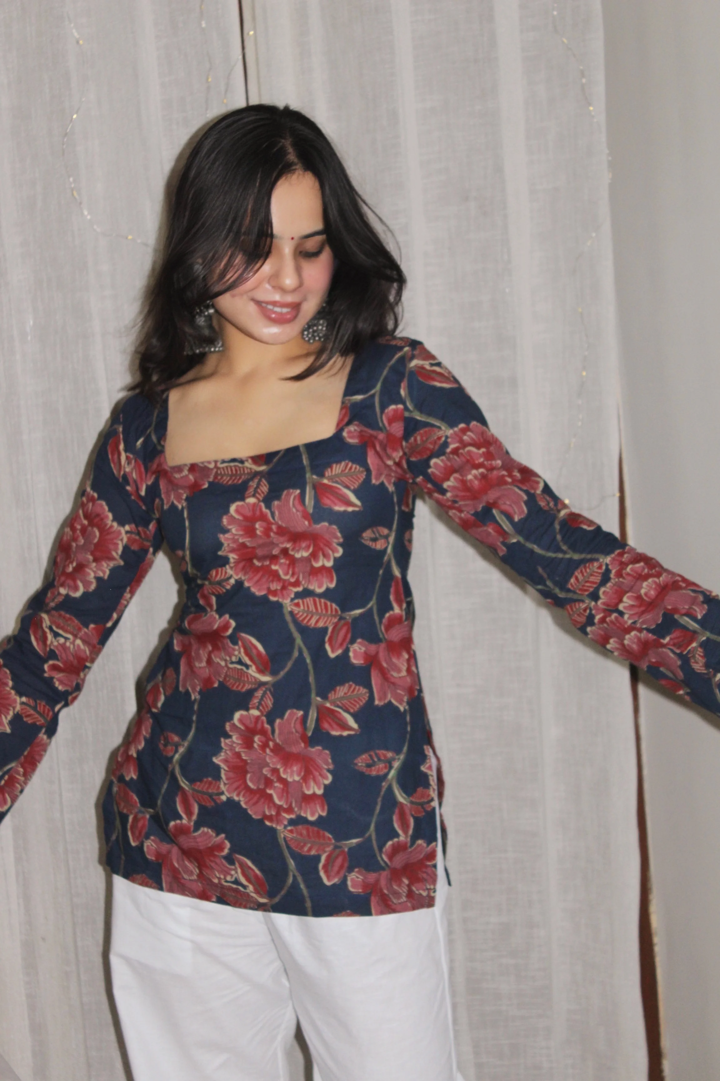 KAASHNI DEEP BACK KURTI - Image 2